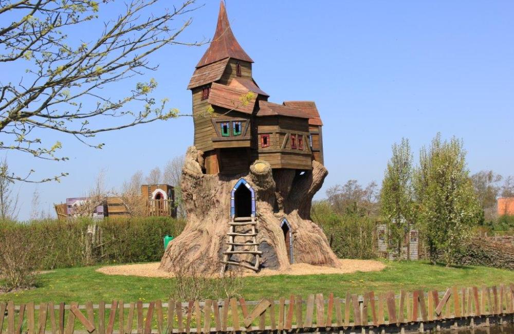 Sprookjesachtige speeltuin in Tuitjenhorn