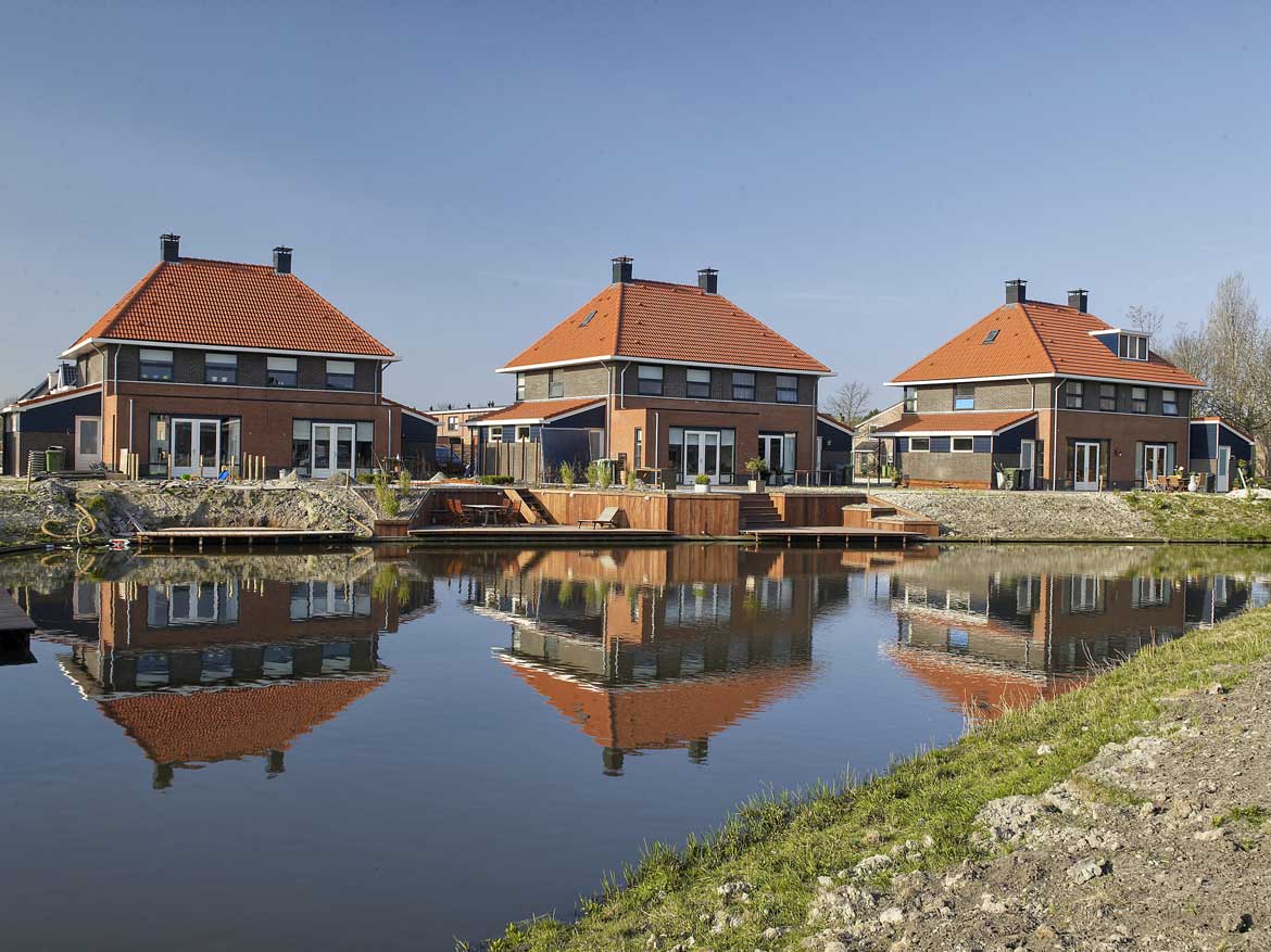 Moderne woningen in Tuitjenhorn aan het water